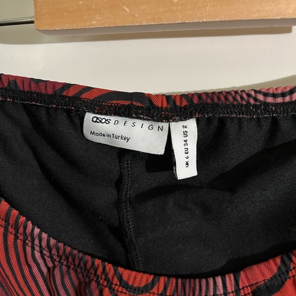 ASOS DESIGN abstract wavy print skort, size 2, red black - Picture 4 of 4